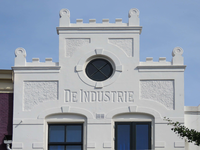 833643 Gezicht op de topgevel van het pand Voorstraat 90 te Utrecht, met de naam van de voormalige drukkerij 'De ...